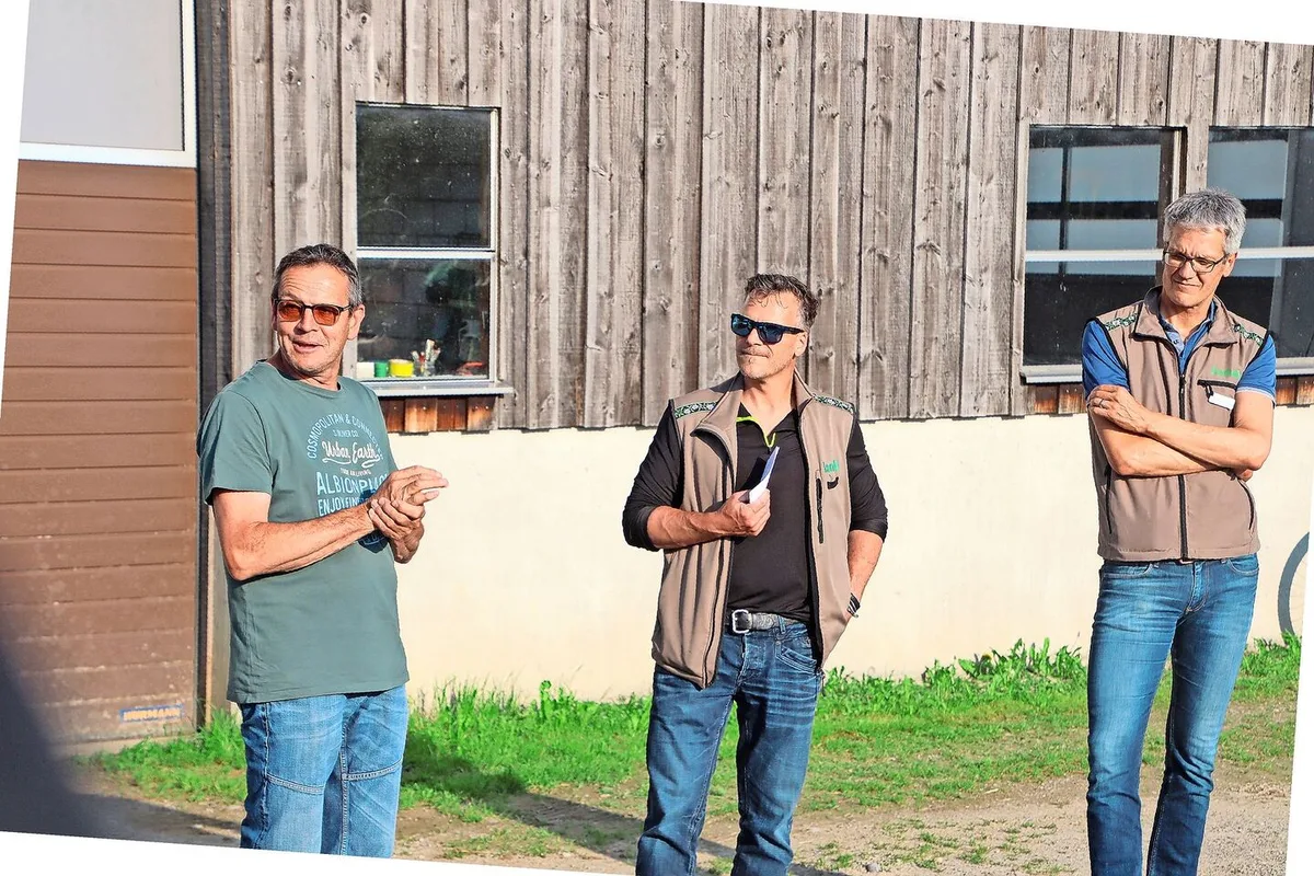 Gastgeber Fredy Saller, Martin Germann, Leiter Agrar der Landi Weinland, und Landi-Geschäftsführer Lukas Landolt (v. l.) begrüssten die 120 Teilnehmer der Flurbegehung.