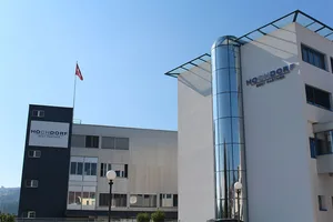 Die Produktion am Standort Hochdorf will der Konzern noch mindestens drei Jahre weiterführen, um die dortige Technologie länger zu nutzen und den kurzfristigen Kapitalbedarf zu entlasten.