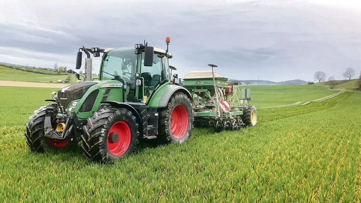 b5061cc4a7b390c7d88ccd596ae447c9fc847b0ee20c19ac89c03701af0815de Gysels haben eine eigene Direktsaatmaschine, hier im Einsatz für die Untersaat diesen Frühling, Ende März.