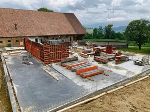 Hochkomplexe Angelegenheit: Wer ein Bauprojekt in Angriff nimmt, muss eine längere Gratwanderung zwischen behördlichen Anforderungen, Baukosten und Fragen zum Automatisierungsgrad bewältigen.