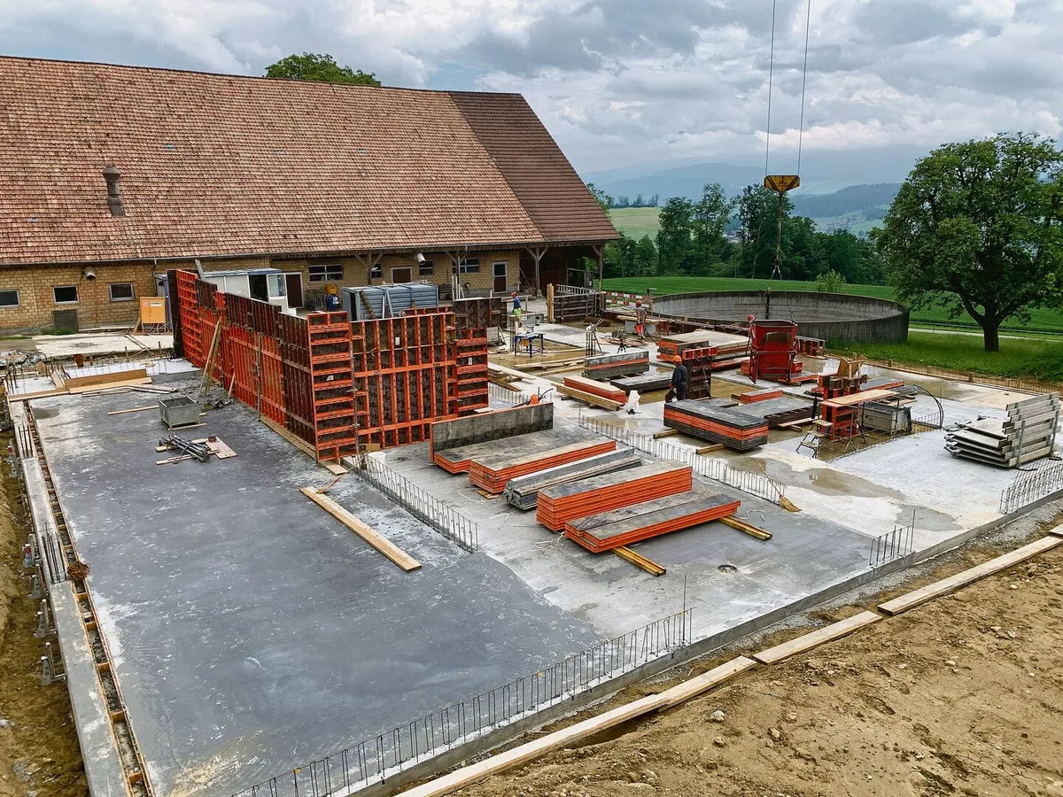 018f6c50ad337471764788a33a9f7a823e5bd8901fd8a26f6a0cac3e6aea6463 Hochkomplexe Angelegenheit: Wer ein Bauprojekt in Angriff nimmt, muss eine längere Gratwanderung zwischen behördlichen Anforderungen, Baukosten und Fragen zum Automatisierungsgrad bewältigen.