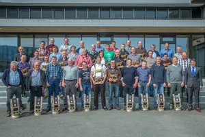 Die geehrten Besitzer der langlebigen, leistungsstarken Kühe anlässlich der DV in Zug. (Bild pd)