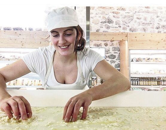 Selina Rieder absolviert ihre Zweitlehre zur Milchtechnologin in der  Kloster-Schaukäserei in Engelberg, OW.