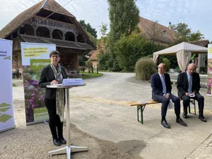 SBLV-Präsidentin Anne Challandes während ihres Referats an der Medienkonferenz in Willadingen. Rechts im Bild: Hanspeter Flückiger, Agrisano, und SBV-Präsident Markus Ritter.
