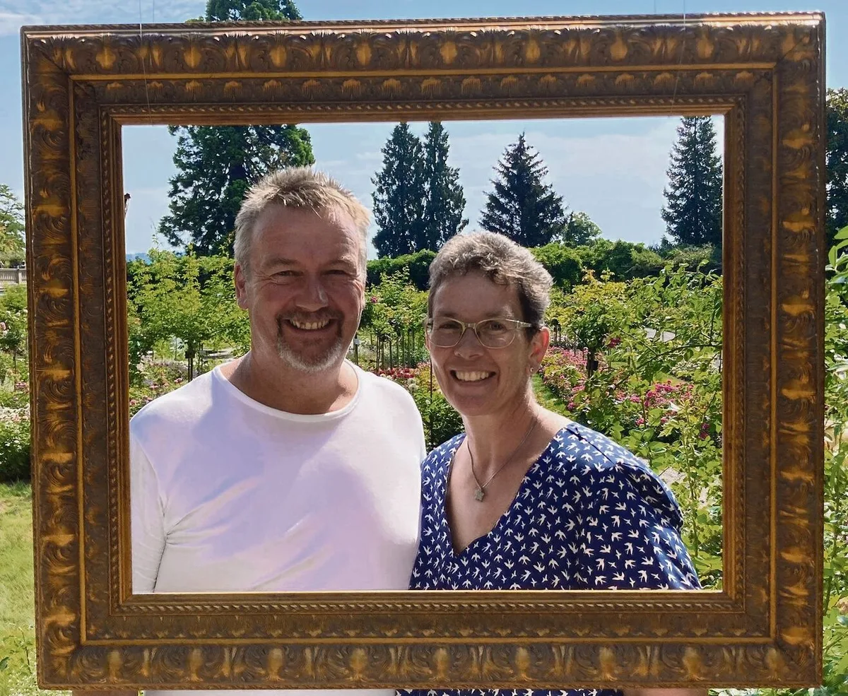 Karin und Urs Hänni lernten sich Ende der Schulzeit kennen und sind seit 37 Jahren ein Paar. Die beiden führen zusammen einen Landwirtschafts- und einen Gartenbaubetrieb.