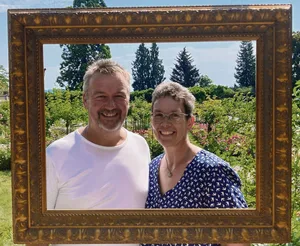 Karin und Urs Hänni lernten sich Ende der Schulzeit kennen und sind seit 37 Jahren ein Paar. Die beiden führen zusammen einen Landwirtschafts- und einen Gartenbaubetrieb.