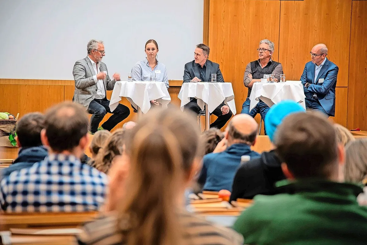 a990279fc13e828cbc50c5cf9746b6d15ab816b4ba878b3099a3caba0aea91d2 Ueli Ryser, Barto, Nadine Trottman, SBV, Moderator Marc Andrey, Agroscope, Christophe Eggenschwiler, IP-Suisse und Lukas Barth vom BLW diskutieren verschiedene FMIS und die Rolle des Bundes.