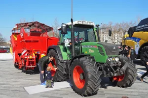 Kleiner Junge vor grossem Traktor. (Bilder chw)