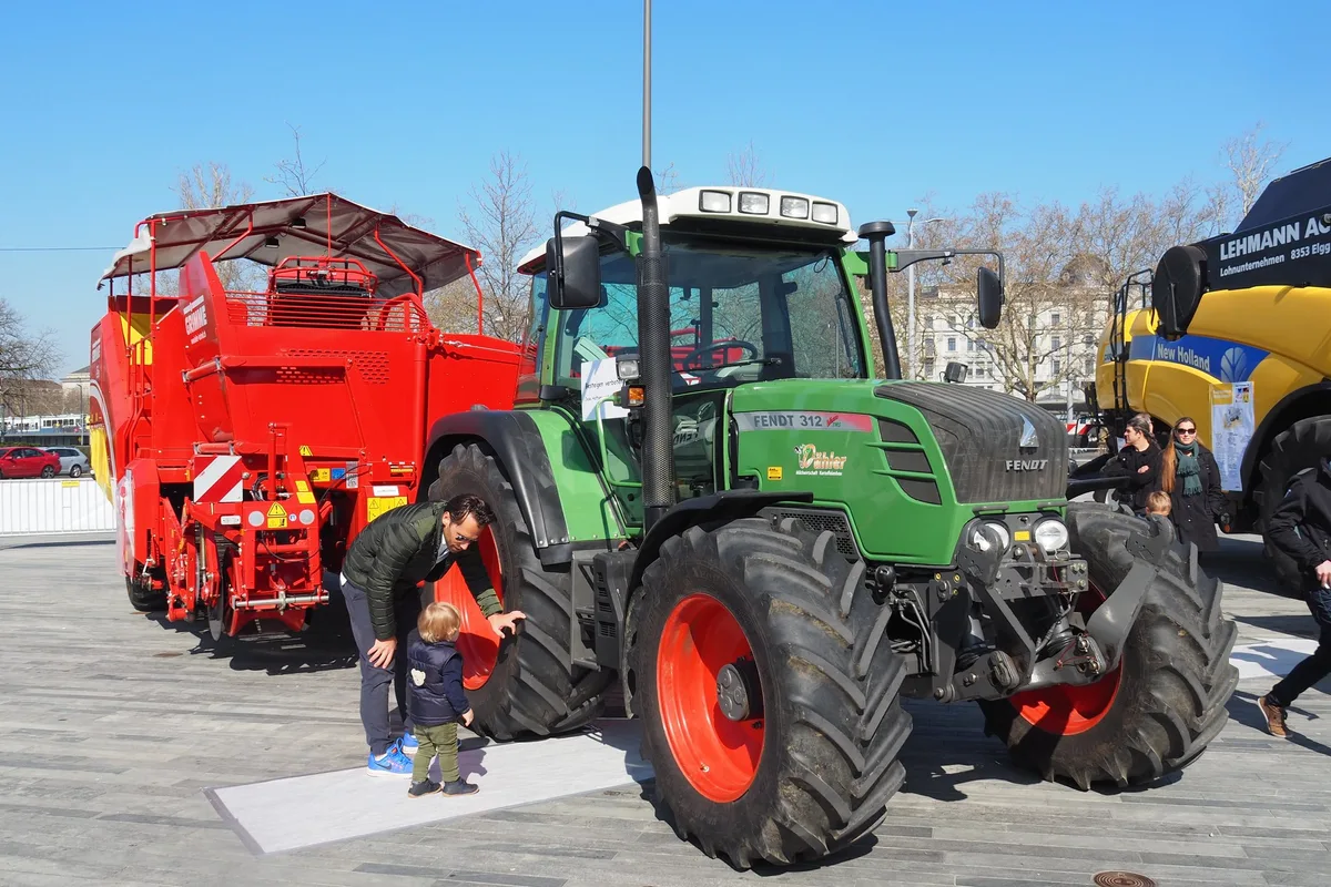 cb901a28f73ca45ef6573901f111f950a9ff2222 Kleiner Junge vor grossem Traktor. (Bilder chw)