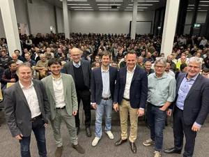 Die Referenten vor einem Meer von Interessierten im Business Park Sursee: v.l.n.r. Markus Kretz, Hasan Candan, Markus Ritter, Kilian Baumann, Damian Müller, Martin Haab und Christian Hofer.