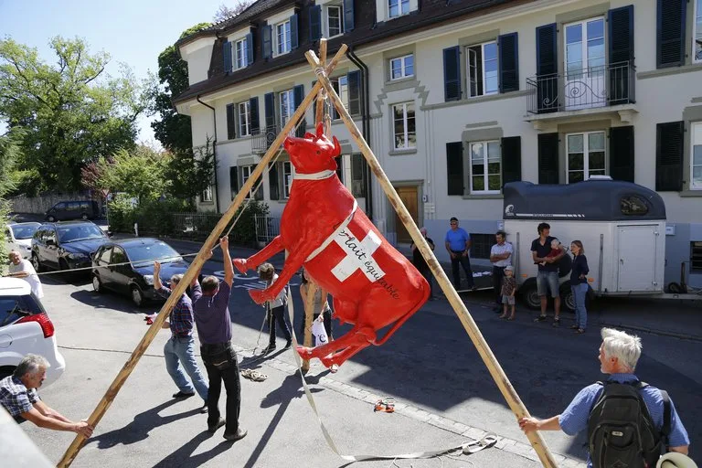650f4874c5b3ea9370efb0cdda8dcdda67e2456d Uniterre macht immer wieder mit Aktionen auf sich aufmerksam. Hier an einer Milch-Demo im Sommer 2017. (Bild ji)