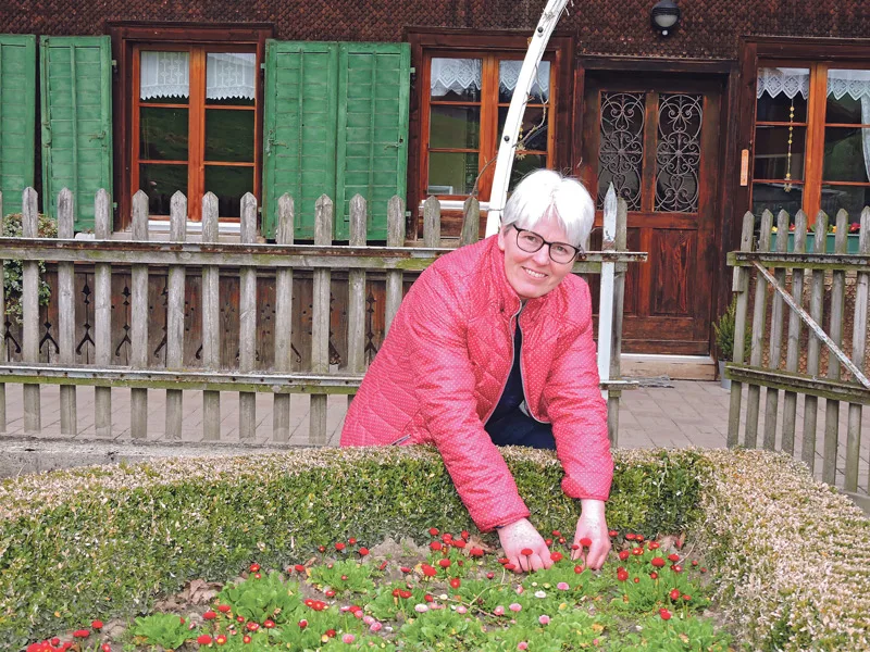 129dc8d1a5745e308f62b23935071d51d6b78e92 Helen Ruch-Sommerhalder vor ihrem Berner Bauernhaus, wo bereits die Frühlingsblumen blühen. Da sie nicht gerne einkauft, zieht sie auch selber Gemüse für die Selbstversorgung. (Bild Barbara Heiniger)