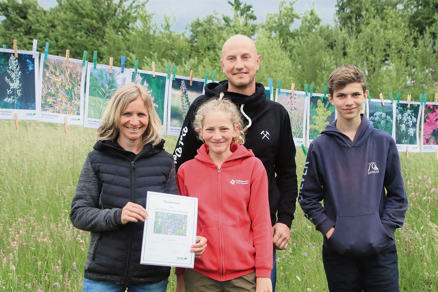 Sabine, Marlin, Raffi und Florin Venica freuen sich über den Erfolg ihrer Wiese und das Diplom.