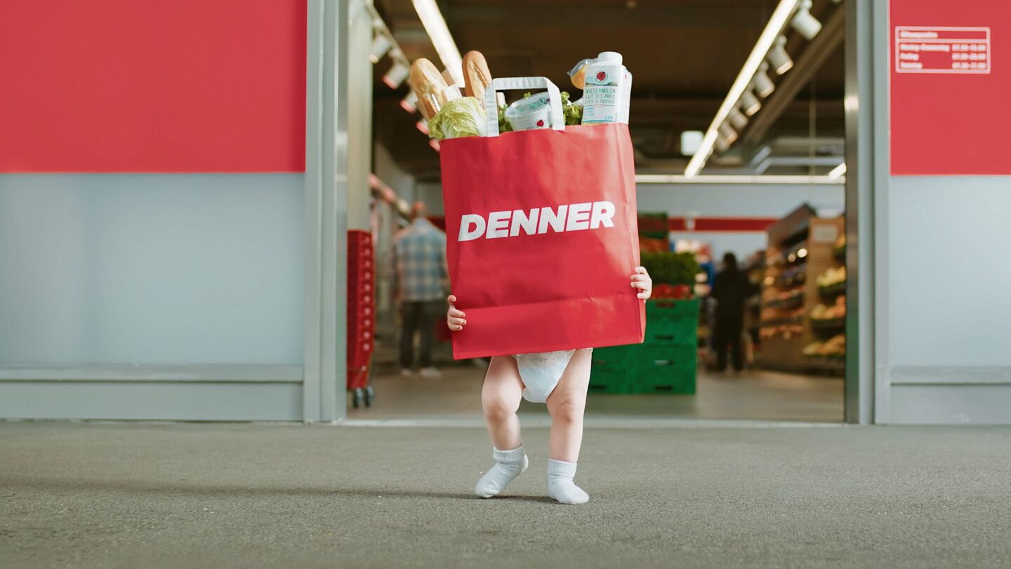 Die Wiesenmilch von IP-Suisse ist der rote Faden im neuen Werbefilm von Denner.