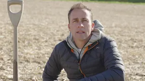 Bei No-Till sind Herbizide wichtig, um die Unkräuter ohne Störung des Bodens zu kontrollieren. «Ohne Pflanzenschutzmittel wären solche zukunftsträchtigen Systeme nicht mehr möglich», so Reto Minder. (Bild Screenshot Youtube)