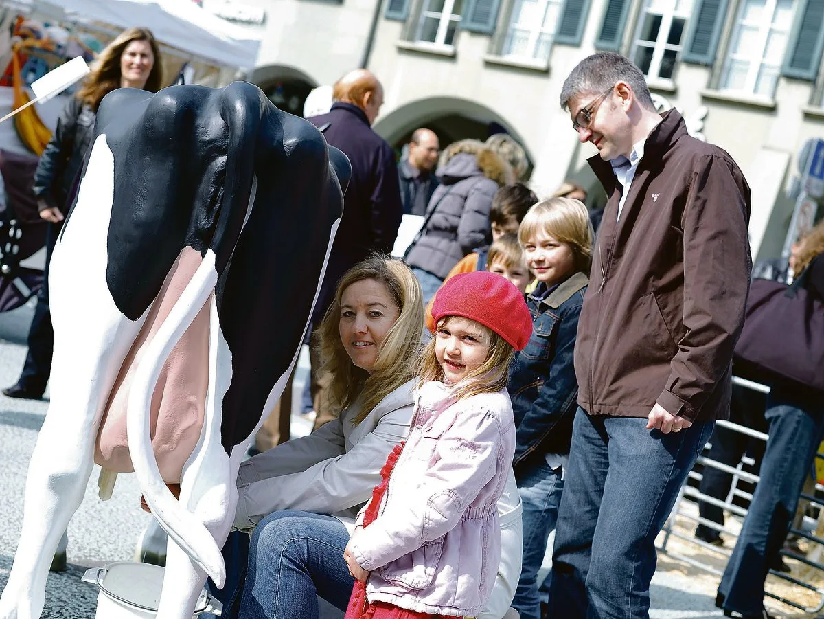 f642416211185e0b6d58cb369323d3a8606dde34 Der Tag der Schweizer Milch – hier eine Szene aus dem Jahr 2010: Begegnungsplattform mit durchzogener Erfolgsbilanz.(Bild zVg)