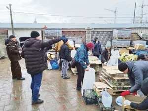 Auch innerhalb der Ukraine ist die Hilfsbereitschaft gross. In Vinnytsa, gut 70 km von der Farm Zoloti Luky entfernt, werden Hilfsgüter an einem Sammelpunkt zusammengeführt und anschliessend ins Kriegsgebiet transportiert.