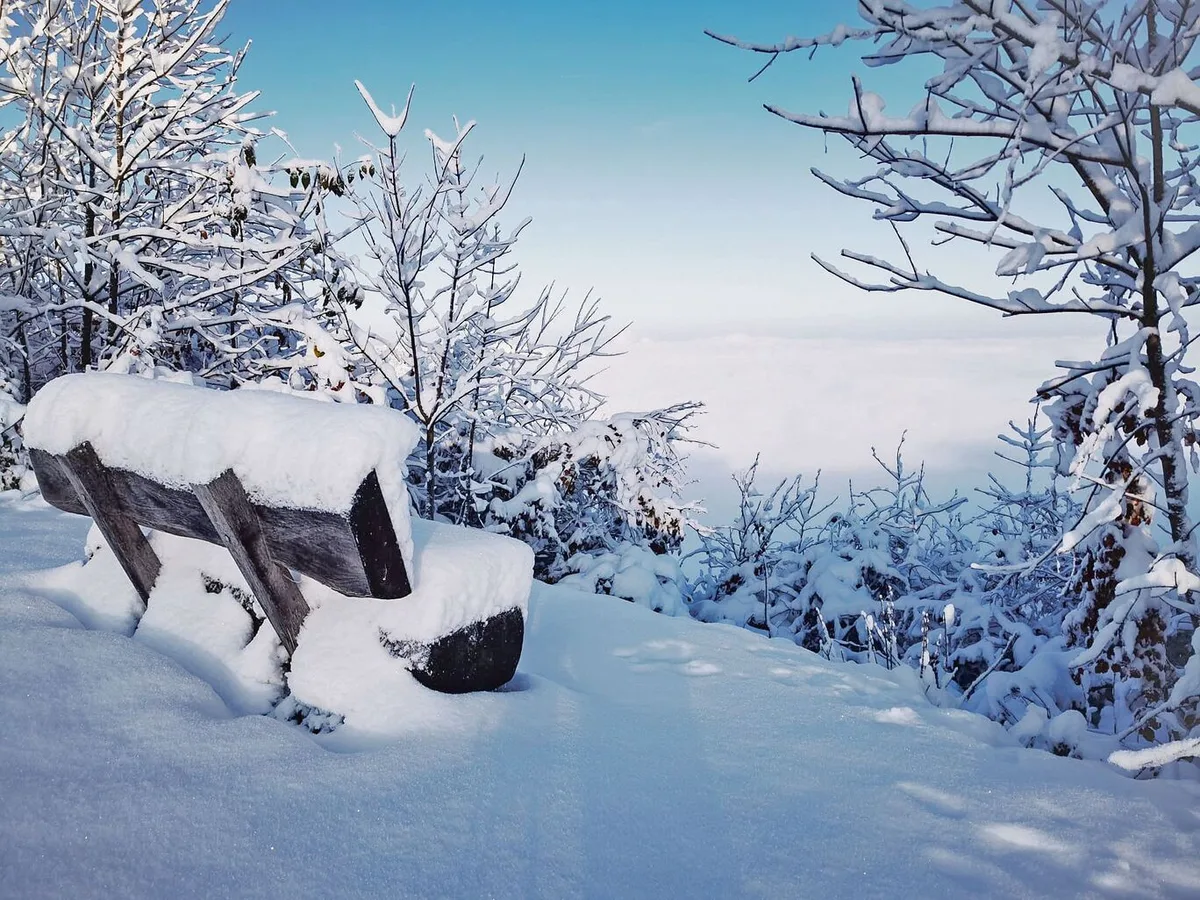 Wer hier Platz nimmt, sitzt durch den Schnee nicht nur weich (aber kalt) gepolstert, sondern geniesst auch eine herrliche Aussicht auf das Nebelmeer über dem Mittelland.