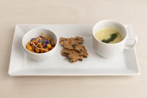 Als Vorspeise zaubert Heidi Lutstorf ein Salbeisüppchen, knusprig geröstete Kichererbsen und Knäckebrot mit Gierschpesto.