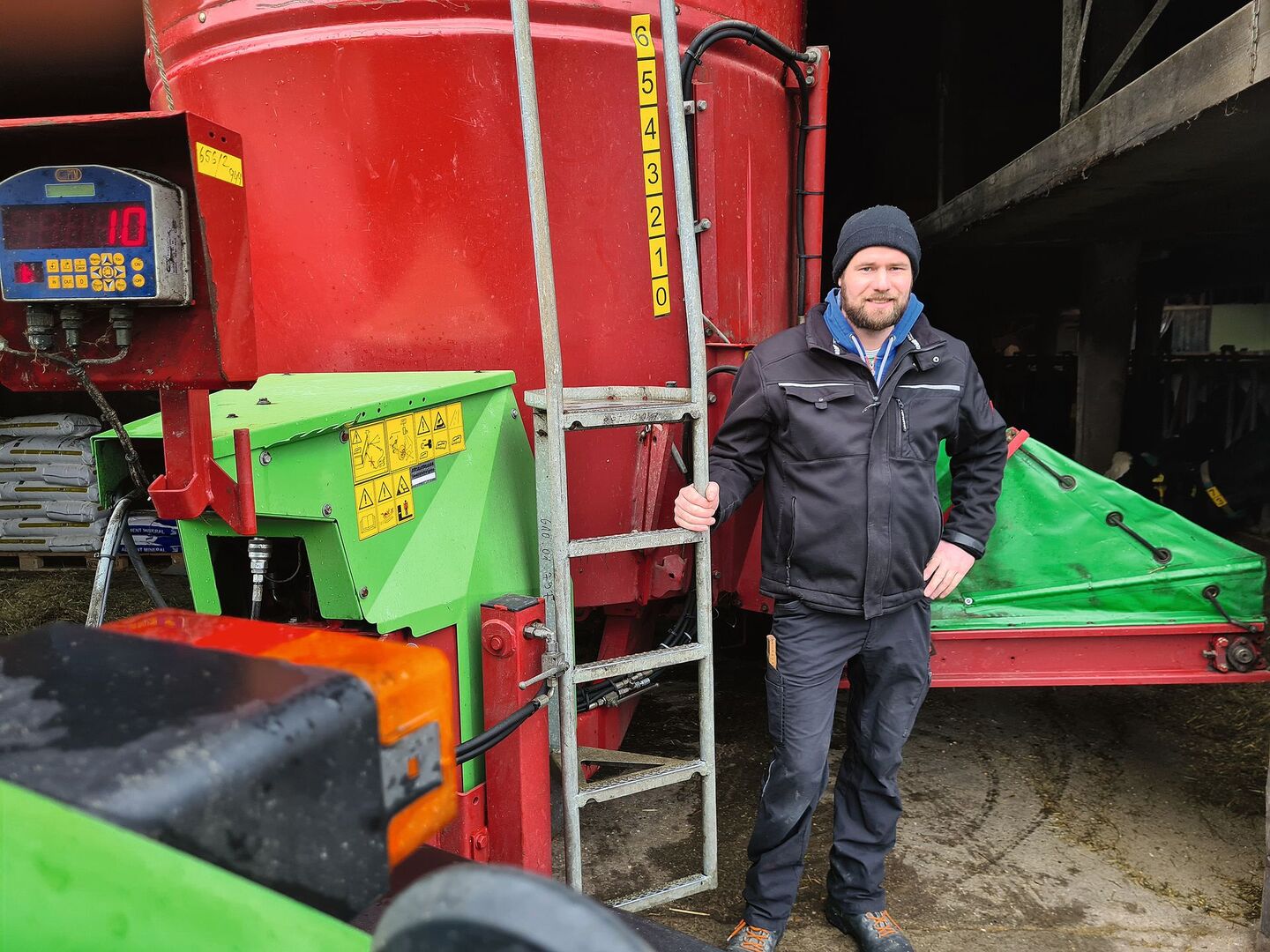 Der Futtermischwagen verarbeitet bei Michael Brügger jährlich rund 900 Siloballen und weitere Futterkomponenten und produziert verschiedene Mischungen.