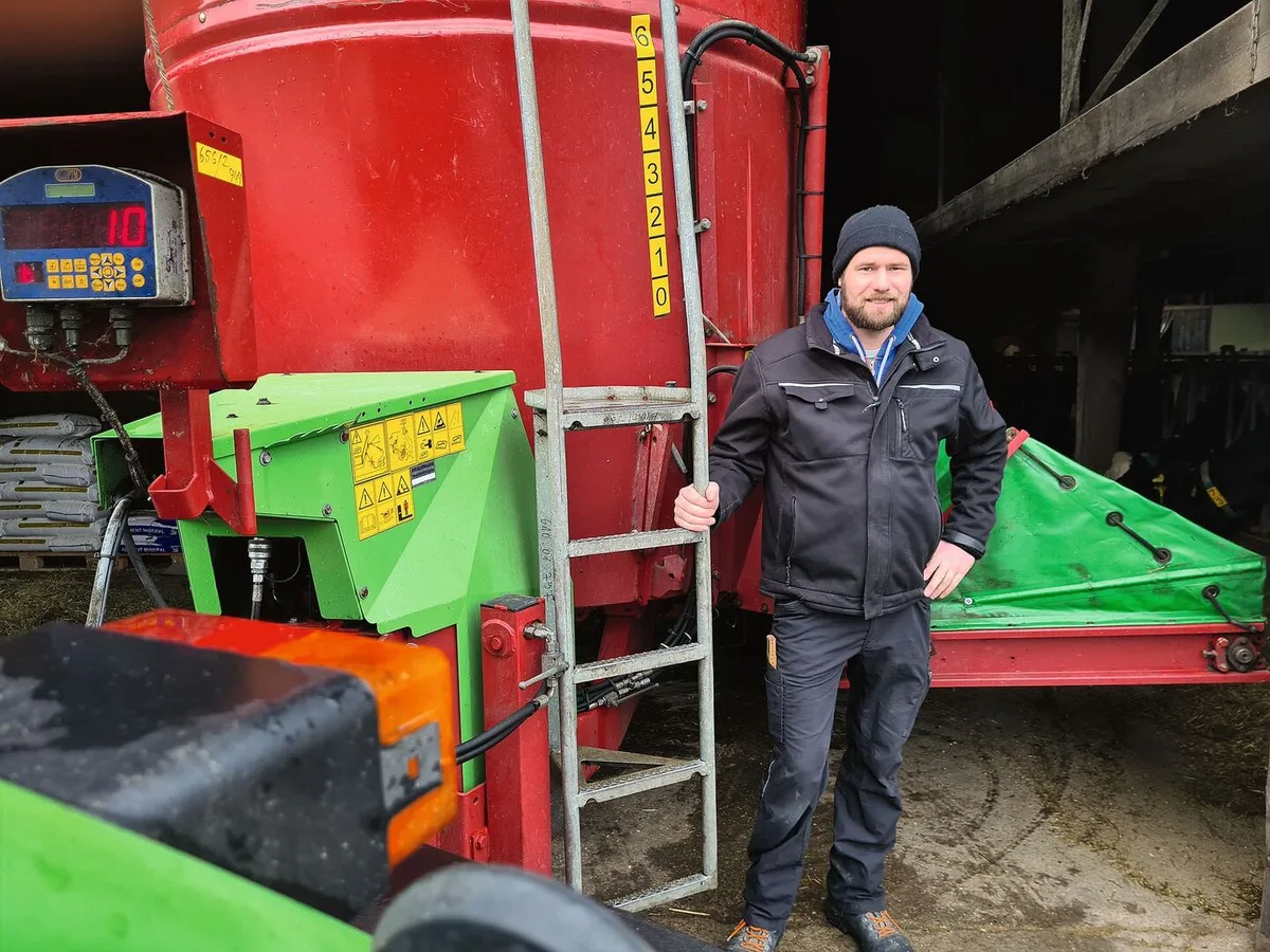Der Futtermischwagen verarbeitet bei Michael Brügger jährlich rund 900 Siloballen und weitere Futterkomponenten und produziert verschiedene Mischungen.