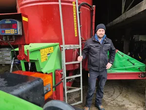Der Futtermischwagen verarbeitet bei Michael Brügger jährlich rund 900 Siloballen und weitere Futterkomponenten und produziert verschiedene Mischungen.