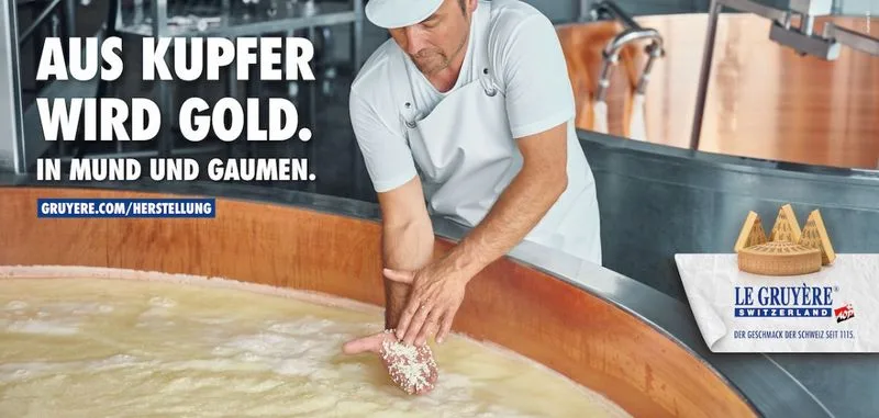 1b839fec2978e57a2a050fef4d6960b537e0cc0d Die neue Werbung zeigt, welche Arbeitsschritte, Personen und Tiere hinter einem Gruyère AOP stehen. (Bild Gruyère AOP/Numèro 10)