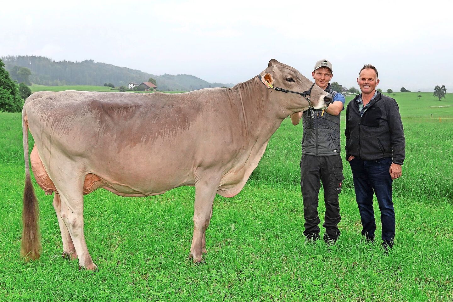 Fredi und sein Sohn Michael Diethelm mit der exterieur- und leistungsstarken Aldo Tochter Zamira