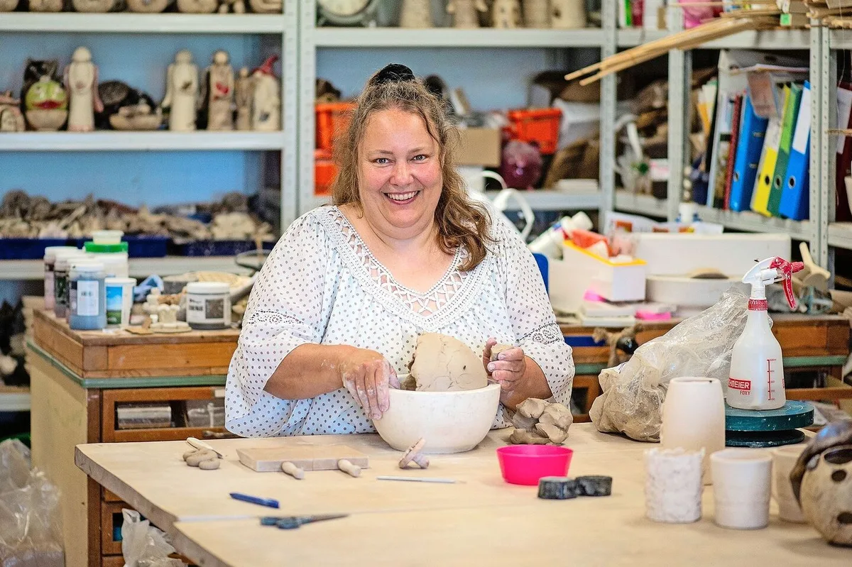23a81bcb021299fe08b1a5cd04351aae911bce551f22966c9467928bd7a69087 Doris Häfliger in ihrem Töpferatelier. Das Töpfern ist für sie sowohl ein Betriebszweig als auch ein Ausgleich zum Alltag. Ihr ist die Töpferei sehr wichtig – es erdet sie und macht ihr Spass, ihr Können weiterzugeben.