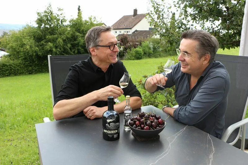 eefe6c4c64525d7fbd5506a69db8c443ff79ff5e Patrick Zbinden und Hans-Georg Hildebrandt geniessen ihr handwerkliches Spitzenprodukt nach getaner Arbeit. (Bild lid/mf)