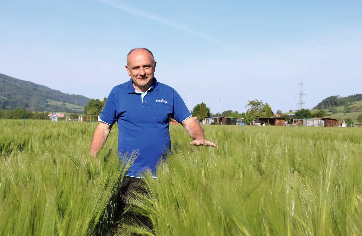 f1a9c1af09337cf6eb52f245567c68570041635e Joel Meier, Leiter Feldversuche bei Syngenta, ist in seinem Element: Die Gerstenversuche wurden unterschiedlich stark verkürzt. «Ich empfehle auch den Landwirten, Spritzfenster als Erfolgskontrollen anzulegen», sagt Joel Meier. Bild: Sebastian Hagenbuch