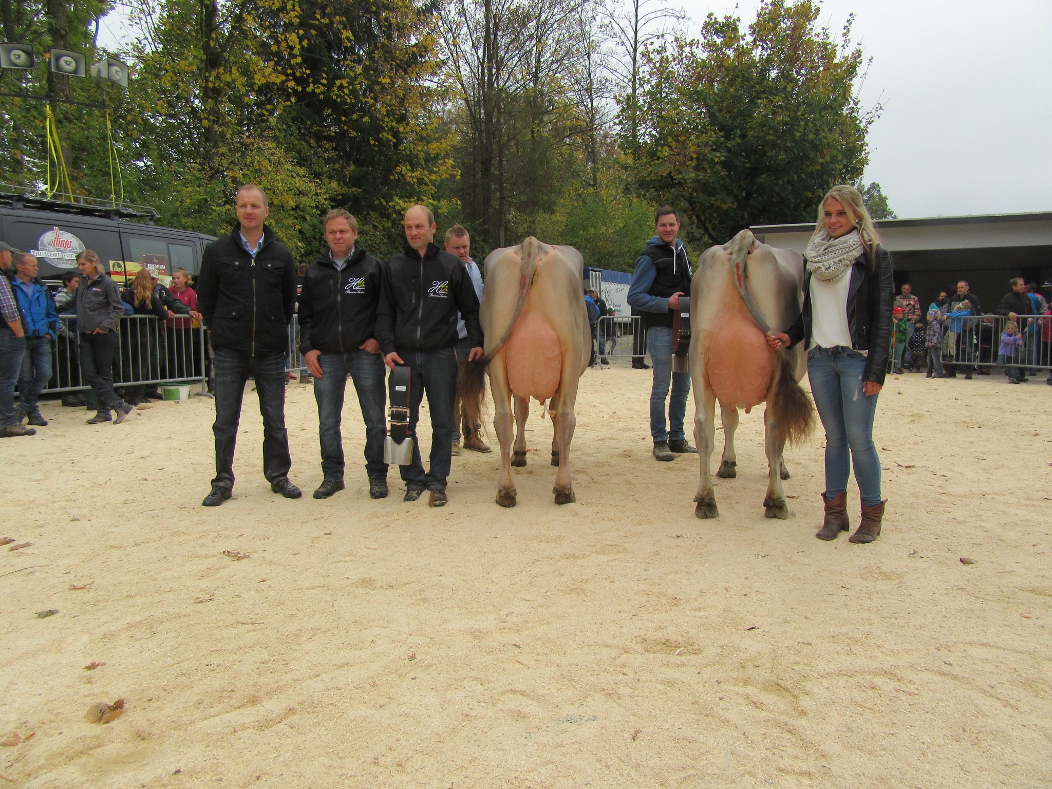 Experte Stefan Widmer (links) freute sich über das harmonische Schlussbild mit Champion Hofstetters Biver Beverly und Vize Portmann BS Big Star Balance (rechts).  (Bilder Köbi Zemp)