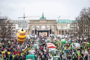 Die Demonstration passiert vor dem Berliner Brandenburger Tor.