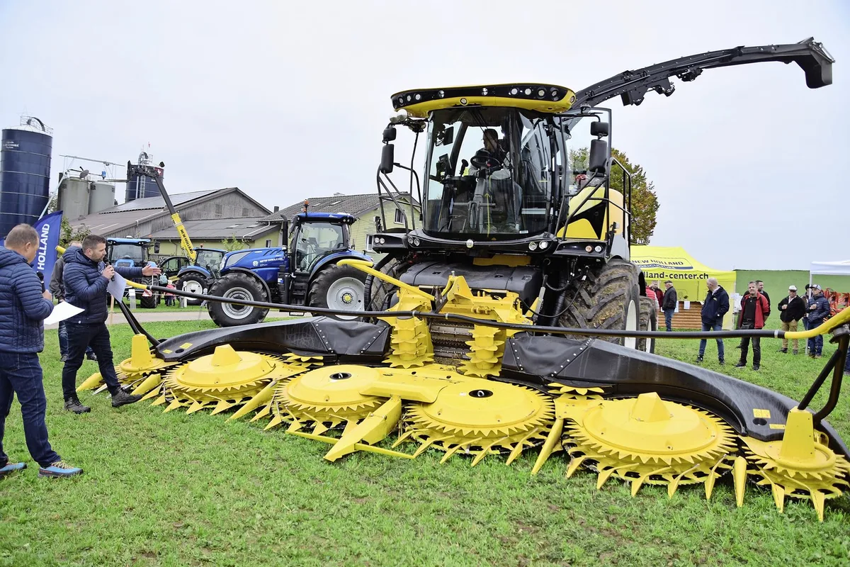 New Holland präsentierte den Feldhäcksler FR 650 und verschiedene Traktorenmodelle