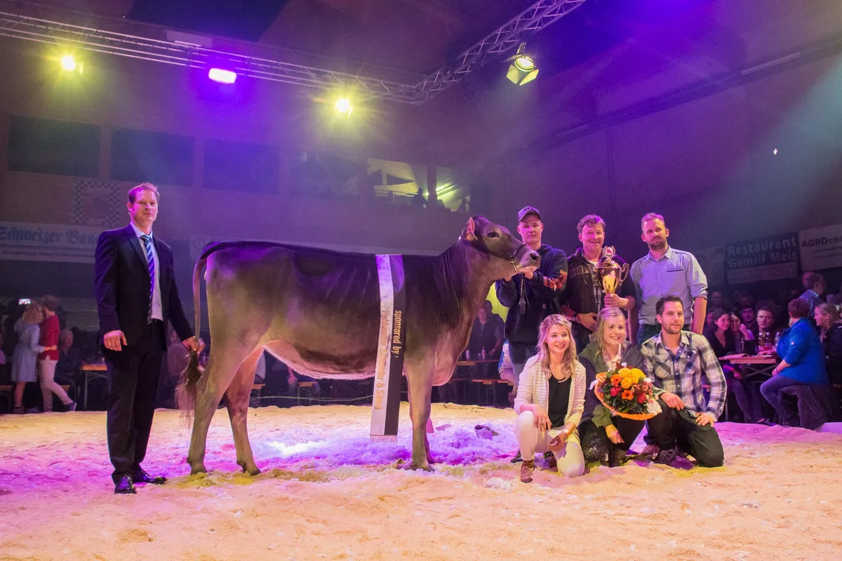 27f6eb91f5dd265afda2f919581bb5948a00c426 Richter Cord Hormann, die Champion Felders Norwin Noreen mit Züchterfamilie Felder aus Marbach LU. (Bild zVg)