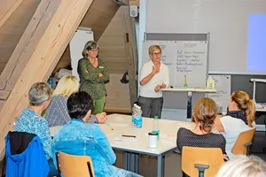 Elisabeth Rüttimann (stehend, rechts), Präsidentin der Kommission Bäuerinnen, dankt den Teilnehmenden für deren Offenheit.