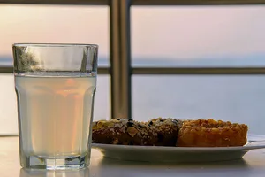 Ouzo oder Raki passen zum Sonnenuntergang am Mittelmeer und ebenso in den Kuhstall.