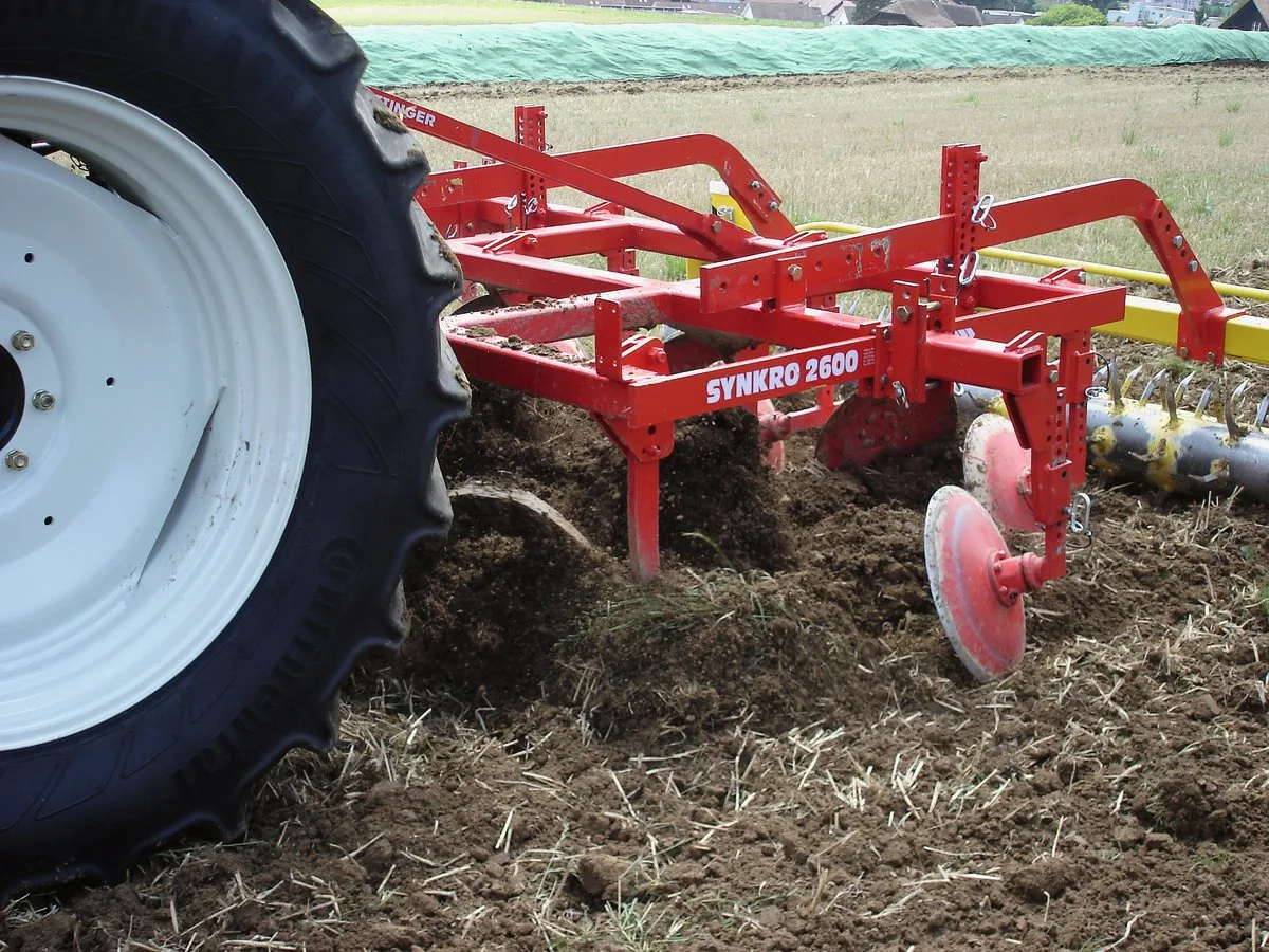 f63dd3a33a977d218eaca3cfbe7552c68d41505b Gegen Problem-Unkräuter leistet ein Flügelschar-Grubber gute Arbeit. Die Stoppelbearbeitung ist speziell wichtig, wenn als Folgekultur Raps mit Untersaat geplant ist. Bild: Hans Ramseier