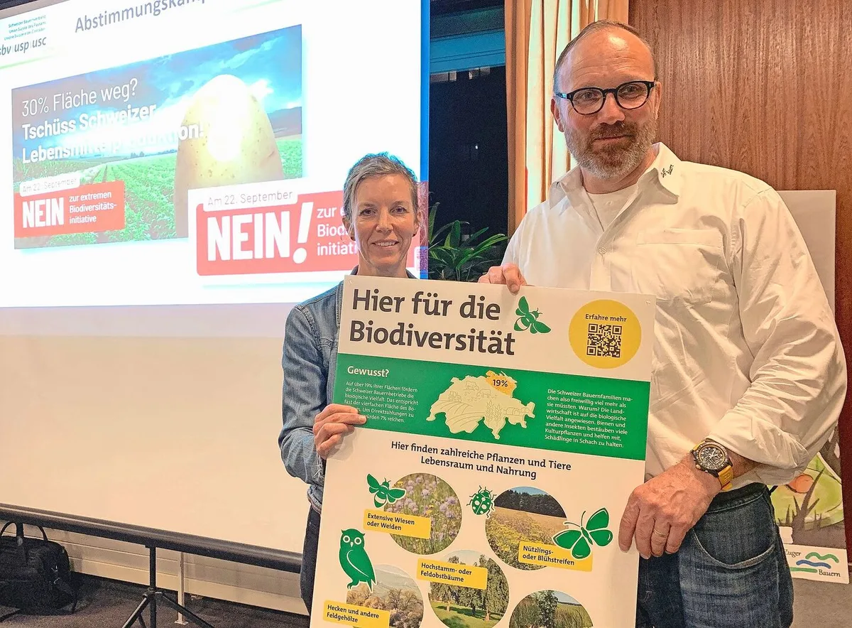 d12c0e3b6d963c9335d1658f39c7478c38315447540a86e800b18b4e40b3a473 Thomas Rickenbacher und Sandra Helfenstein präsentieren das Plakat, dass auf Höfen auf die vielen bereits bestehenden Biodiversitäts-Förderflächen hinweisen soll.