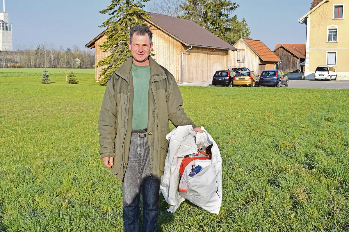 39617448ad93cddccdffa7c0b6d2b30085ec22e4 Patrick Wälchli führt in Bürglen einen Biobetrieb mit 30 ha Land. Auf den Wiesen entlang der Hauptstrasse könnte man täglich Abfall einsammeln. (Bilder Stefanie Giger)