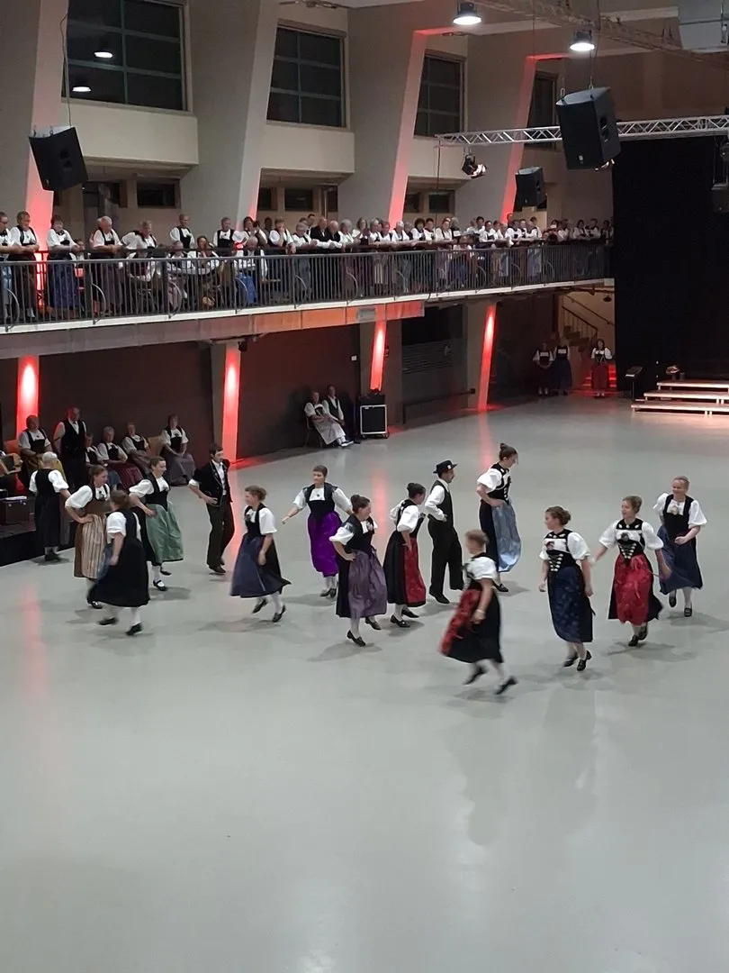 30_Tänze_wurden_am_Früehligsball_getanzt._Da_kam_wohl_so_manche_und_macher_ins_Schwitzen._Bild_Ruth_Wagner Bernischen Trachtenvereinigung: Mit einem Freudejutz tritt Anita Theiler-Hafner ihr neues Amt als Präsidentin an