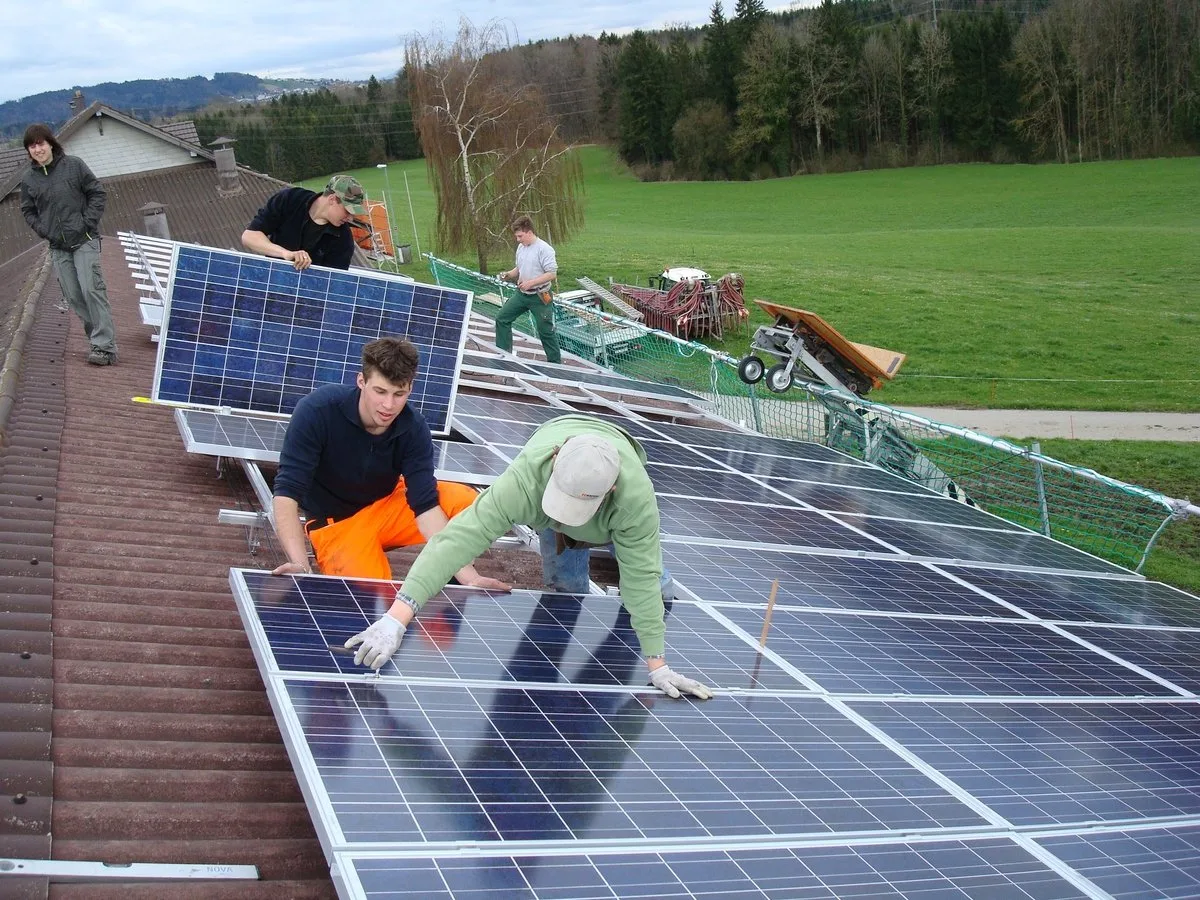 Montage-Solaranlage-BauZ Parlament einigt sich auf eine Solarpflicht für Gebäude