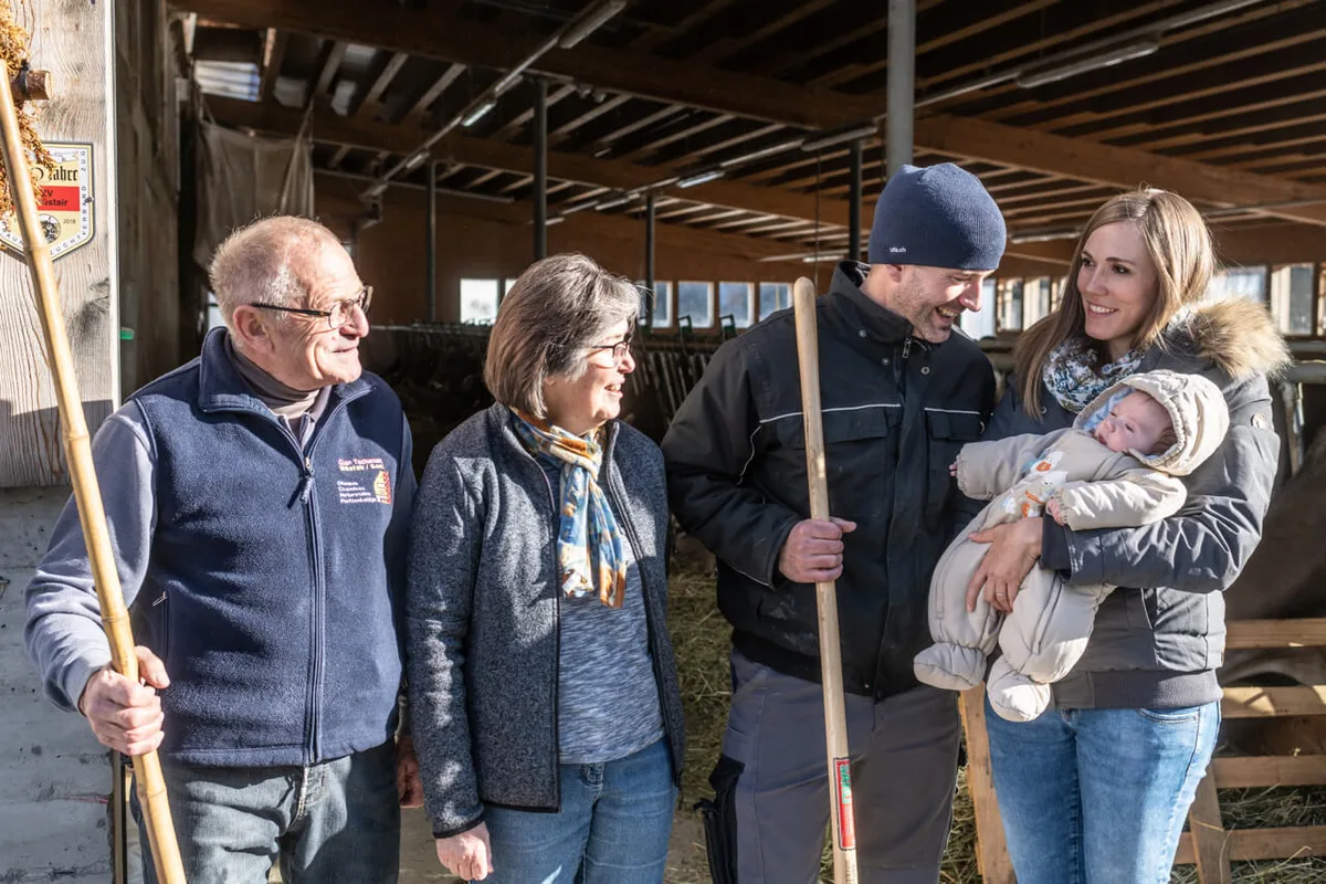 a3a887d19d0b4fd2d186d6a1efbccbe01ee07709 Drei Generationen in der Müstair GR: Gilbert und Matilda Ruinatscha, Jon und Simona Ruinatscha mit Luca. Bild: Mattias Nutt
