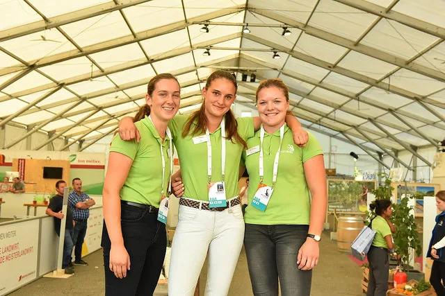 fd917d9fa004271dd858c17d86fc9f256f982907 Podestplätze Pferdeberufe (v.l.n.r.): Siegerin Sarina Thommen, Stefanie Lang, Orane Berger. (Bild SBV)