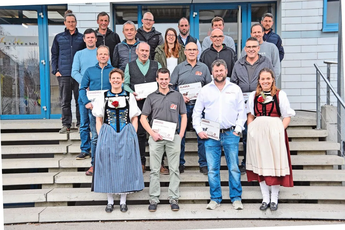 Nicolas Berger (hinten links) und Ronny Schweizer (hinten rechts) von Swissherdbook mit dem Präsidenten von Swissherdbook Solothurn, Daniel Schluep (hinten 3. v. r.), mit den Ehrendamen und den geehrten Züchter(innen) der 100 000er-Kühe.