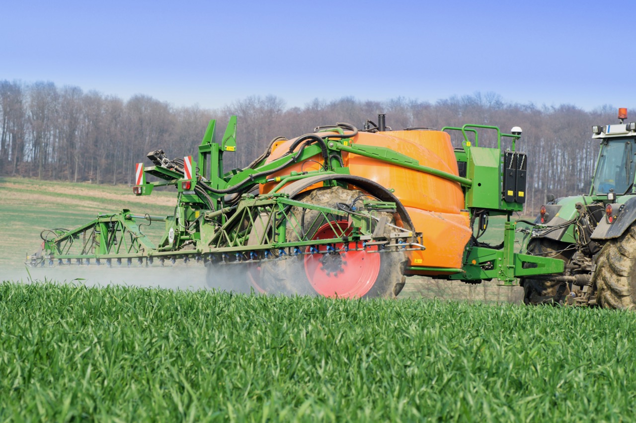Hat ein Landwirt Mittel mit abgelaufener Zulassung an Lager, müssen diese fachgerecht entsorgt werden. Bild: Countrypixel/Adobe Stock