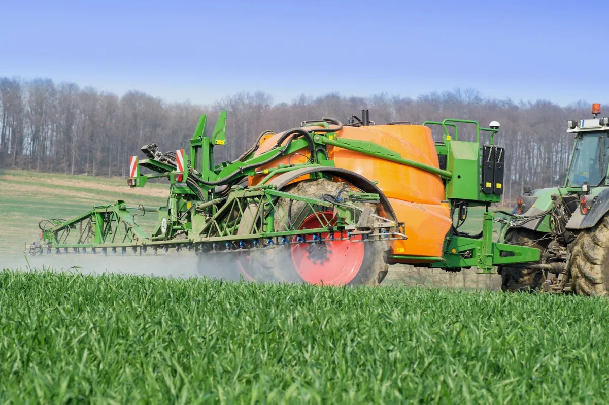 Hat ein Landwirt Mittel mit abgelaufener Zulassung an Lager, müssen diese fachgerecht entsorgt werden. Bild: Countrypixel/Adobe Stock