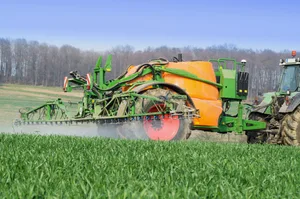 Hat ein Landwirt Mittel mit abgelaufener Zulassung an Lager, müssen diese fachgerecht entsorgt werden. Bild: Countrypixel/Adobe Stock