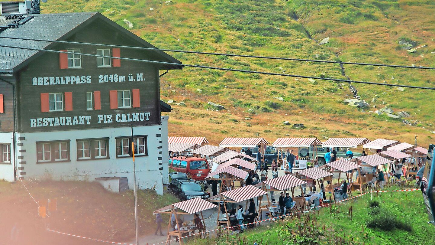 Bis in den September hinein führt Alpinavera Passmärkte durch. Gestartet wird am Sonntag, 7. Juli, auf dem Oberalppass – sofern das Wetter mitspielt. Die Information, ob der Markt stattfindet oder nicht, wird jeweils am Freitag vor dem Markt auf der Alpinavera-Website bekanntgegeben.