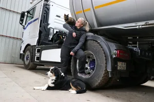 Wenn Melanie Strebel auf den Hof fährt, wird sie von ihren Tieren begrüsst. Hund Benji und Katze Daisy kennen das Geräusch ihrer Fahrzeuge.
